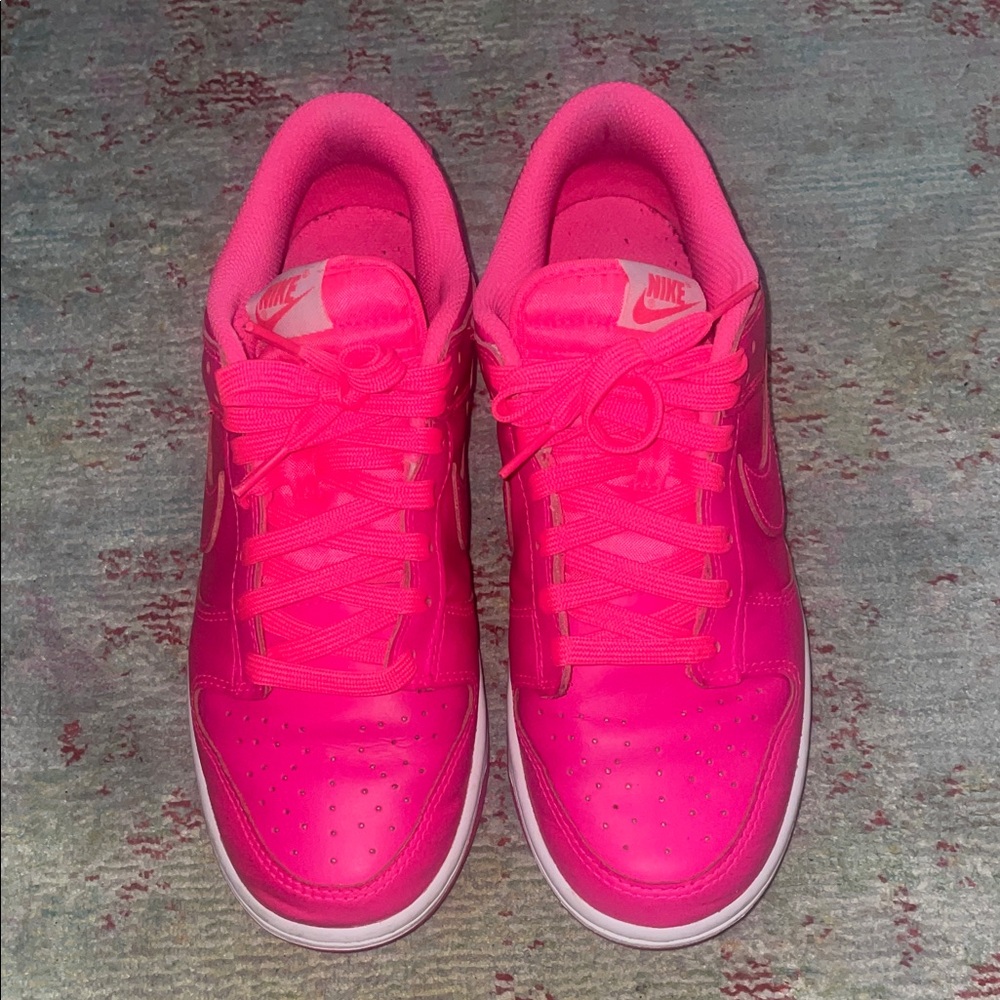 Women’s Nike Hyper Pink Dunks Low - size 9💕